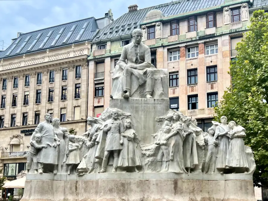 budapest en 2 dias plaza Vorosmarty