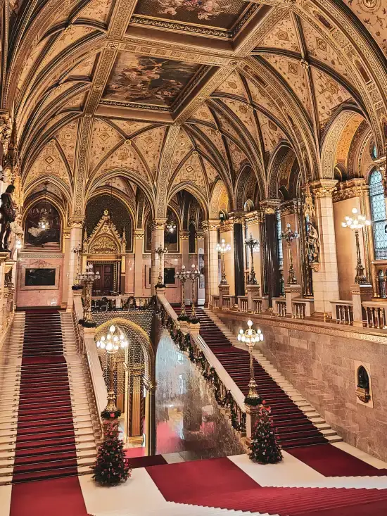 gran escalera interior parlamento budapest