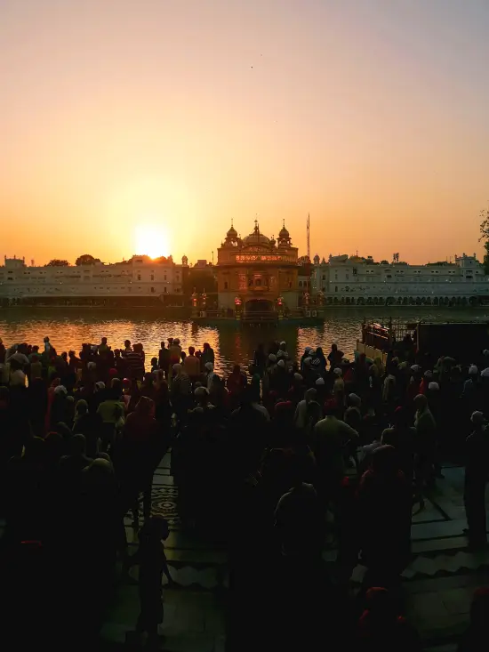 templo dorado india atardecer