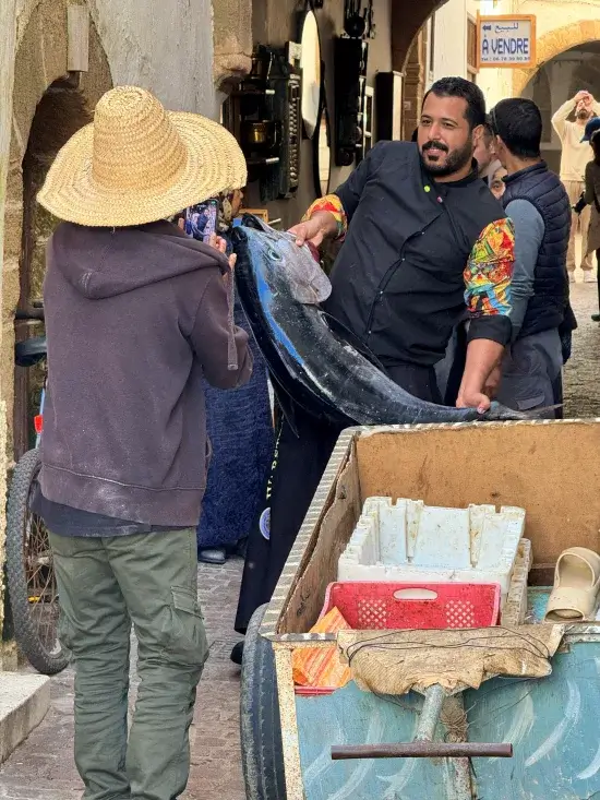 marinero con pescado marruecos