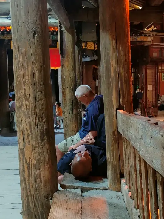 chinos durmiendo puente china