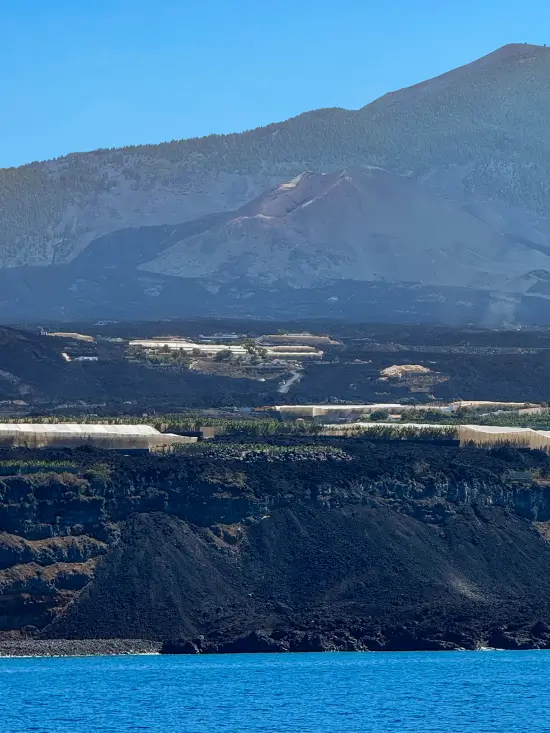 Volcan Tajogaite desde el barco