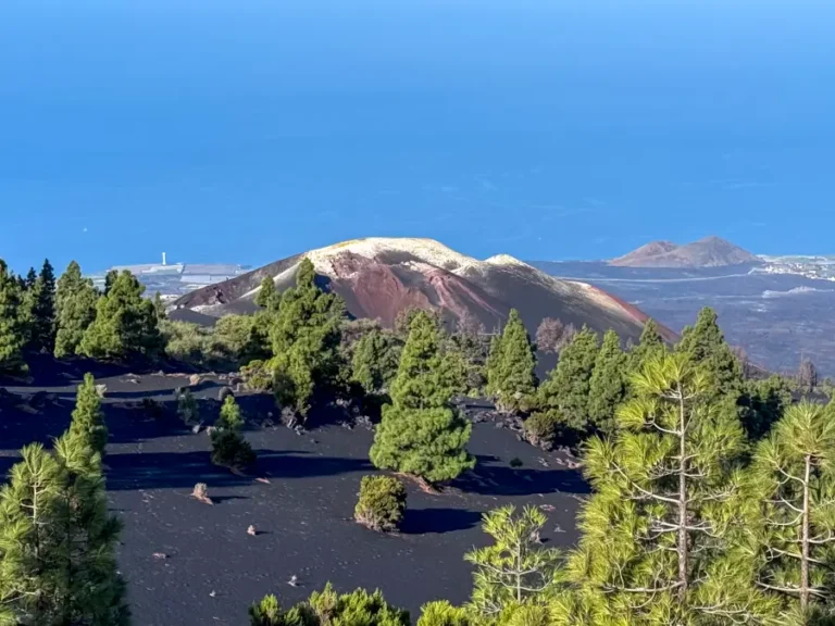 Ruta al volcán Tajogaite