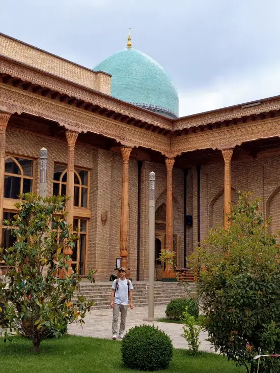 interior mezquita hazrat imam tashkent uzbekistan
