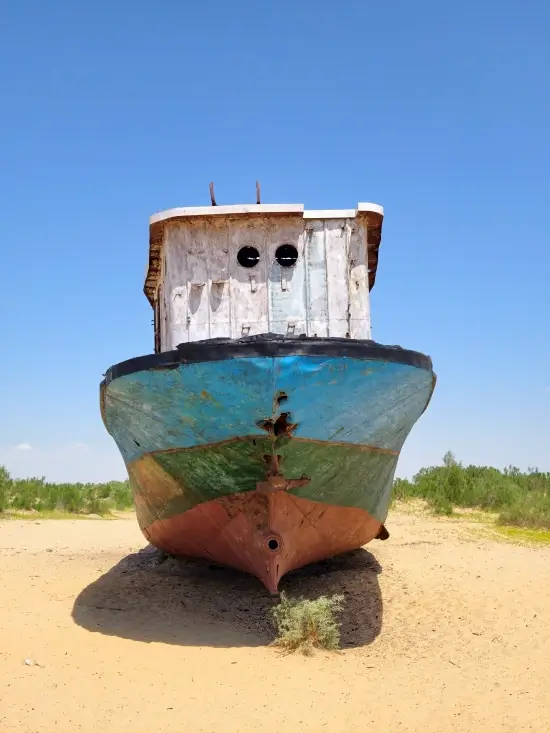 barco varado mar de aral uzbekistan