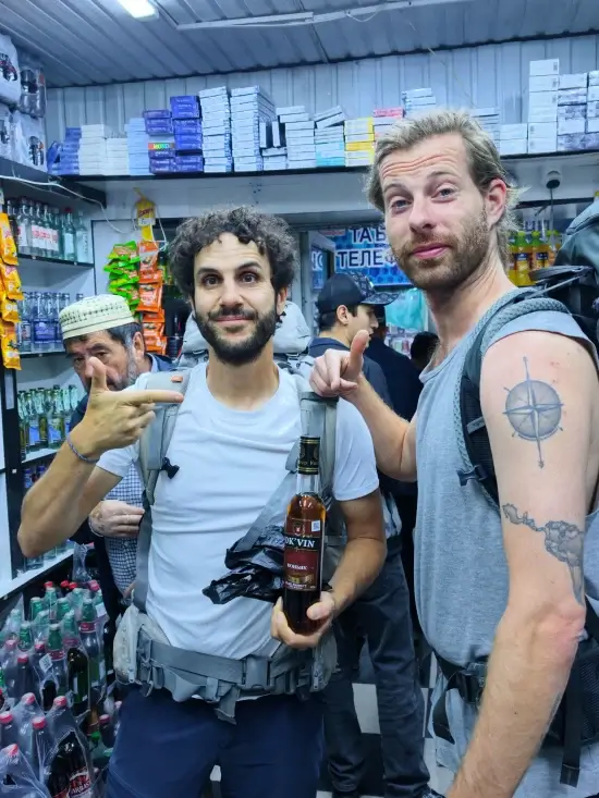 botella vino trekking tayikistan