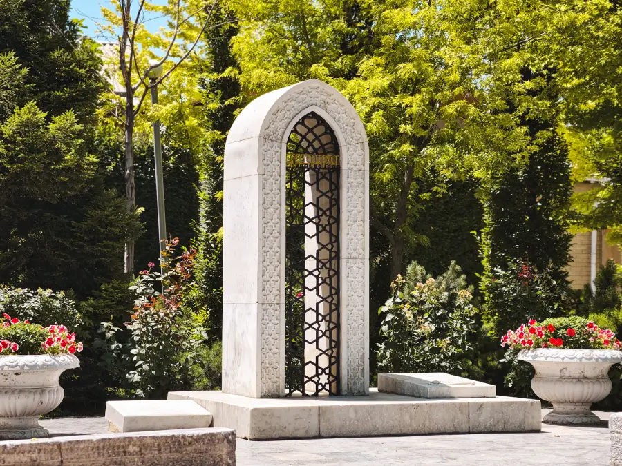 Monumento a Nodira en Kokand