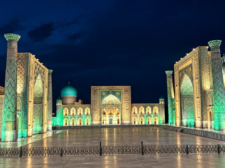 plaza del registan de noche en samarcanda