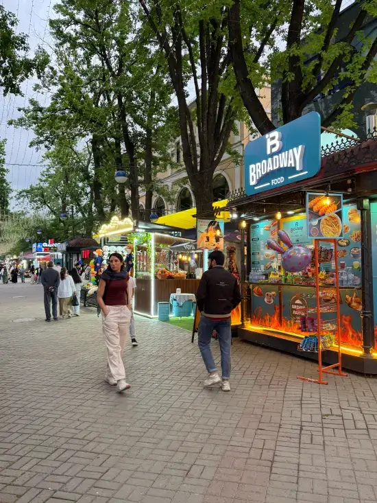 donde alojarse en tashkent broadway street amir temur